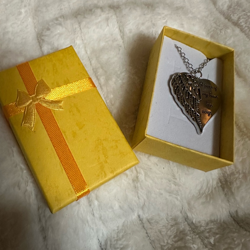 Silver tone Heart Pendant Necklace New in box - Picture 5 of 6